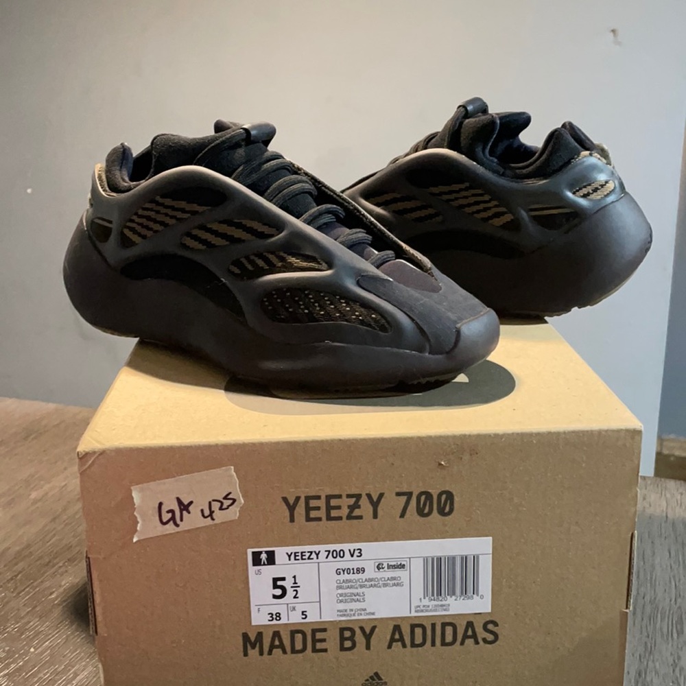 Yeezy 700 V3